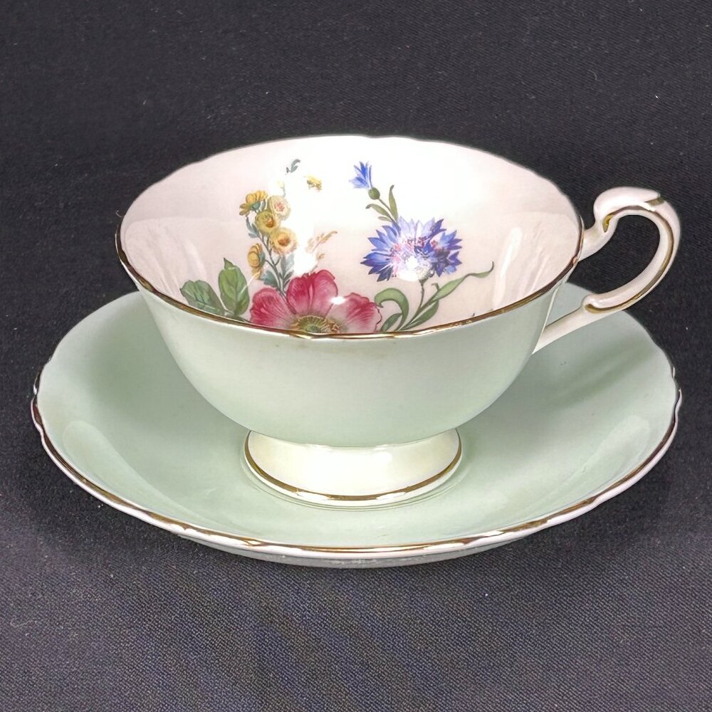 beautiful vintage tea cup & saucer. Roslyn UK